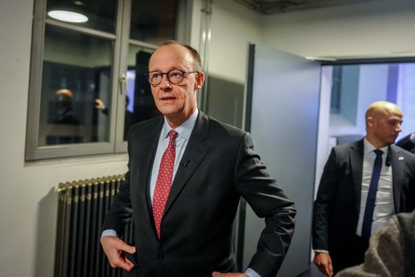 In der «Wahlarena» werden die Kanzlerkandidaten nacheinander befragt. Friedrich Merz von der Union ist zuerst an der Reihe. - © Kay Nietfeld/dpa