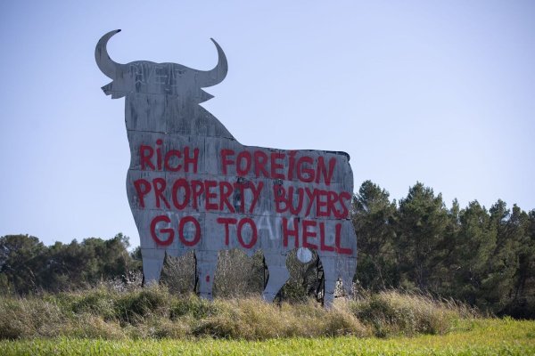 Die sogenannten Osborne-Stiere gelten in Spanien als Kult und als Wahrzeichen des Landes. (Foto aktuell) - © Clara Margais/dpa