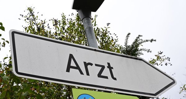 Ein Hausarzt in Spenge wird von einem Patienten krankenhausreif geschlagen - die Bundesärztekammer fordert Meldesysteme und Strafrechtsverschärfungen. (Symbolbild) - © Bernd Weißbrod/dpa