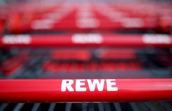ARCHIV - ARCHIV - 25.05.2018: Nordrhein-Westfalen, Köln: Einkaufswagen stehen vor einem Rewe Supermarkt. (zu dpa «Kennzeichnung bei Fleisch: Rewe zieht nach, Edeka zögert noch» vom 31.07.2018) - © Oliver Berg/dpa