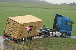 Gestrandet am Teut bei Alverdissen: Der Fahrer dieses 38 Tonners wollte die Baustelle im Dörentruper Zentrum umfahren. - © Sylvia Frevert