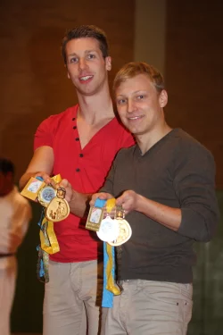 Mehr geht nicht: Raphael Rochner (links) zeigt mit Dries Beyer seine Medaillen. - &copy; Archivfoto: Lucas