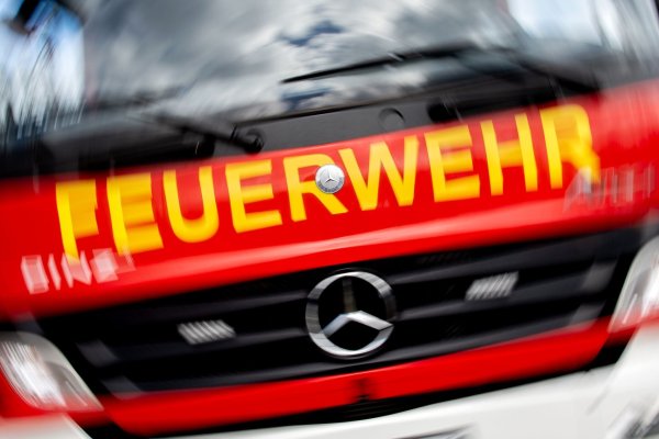 Zwei Menschen werden bei einem Autounfall verletzt. Die Feuerwehr befreit die beiden aus einem Pkw. (Symbolfoto) - © Hauke-Christian Dittrich/dpa
