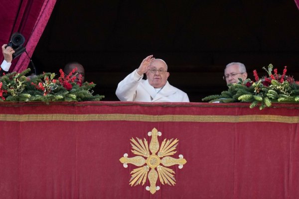 Vor zahlreichen Gläubigen spricht der Papst seine Weihnachtsbotschaft. - © Andrew Medichini/AP/dpa