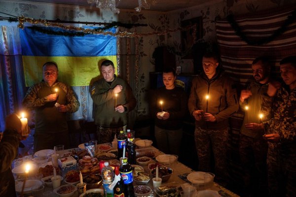 An Weihnachten zielt Russland mit seinen Angriffen auf die Energieversorgung der Ukraine. - © Evgeniy Maloletka/AP/dpa