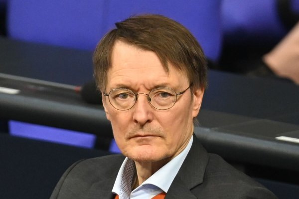 Bundesgesundheitsminister Karl Lauterbach (SPD) ist wohl kein Fan der gehypten Süßigkeit. (Archivbild) - © Anna Ross/dpa