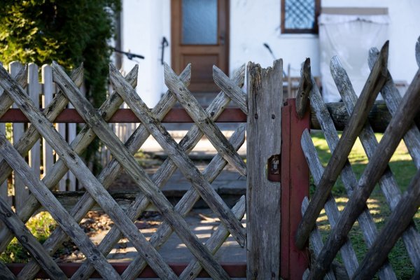 Zwei kleine Kinder werden tot gefunden, die Mutter ist verletzt und steht unter Verdacht (Foto aktuell). - © Sven Hoppe/dpa
