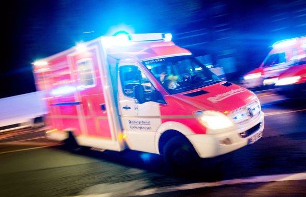 Eine 56-jährige Autofahrerin war in den Gegenverkehr geraten. (Symbolbild) - © Marcel Kusch/dpa