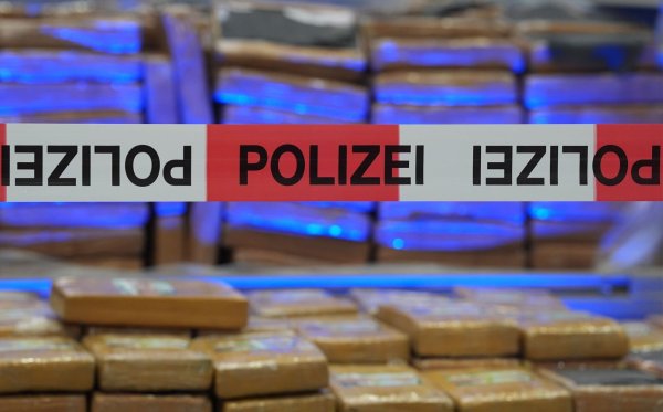 2,1 Tonnen wiegt die wohl größte entdeckte Kokainmenge des Jahres 2024. - © Marcus Brandt/dpa