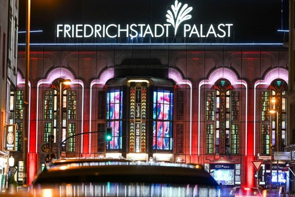 Auch der Friedrichstadt-Palast ist von den Sparmaßnahmen betroffen. (Archivbild) - © Jens Kalaene/dpa