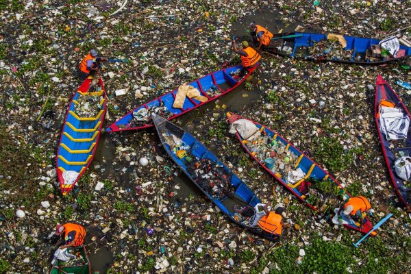 In Ländern wie Indien, wo es oft kein gutes Abfallmanagement gibt, gelangt viel Plastikmüll in die Umwelt. - © Algi Febri Sugita/ZUMA Press Wire/dpa