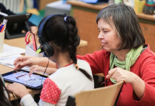 An Schulen in NRW sind aktuell laut Schulministerium 7.100 Personen mehr tätig als Ende 2022 (Archivbild). - © Oliver Berg/dpa