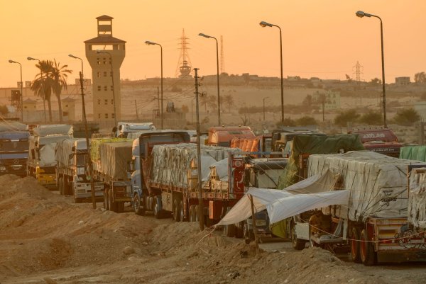 Der Transport von Hilfsgütern zu den notleidenden Menschen im Gazastreifen so wie auf diesem Archiv-Foto vom vergangenen September zu sehen, ist riskant. Nun wurde ein Konvoi mit mehr als 100 Lastwagen geplündert. - © Amr Nabil/AP/dpa