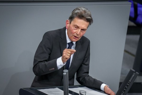SPD-Bundestagsfraktionschef Rolf Mützenich möchte erneut in den Bundestag einziehen. - © Kay Nietfeld/dpa
