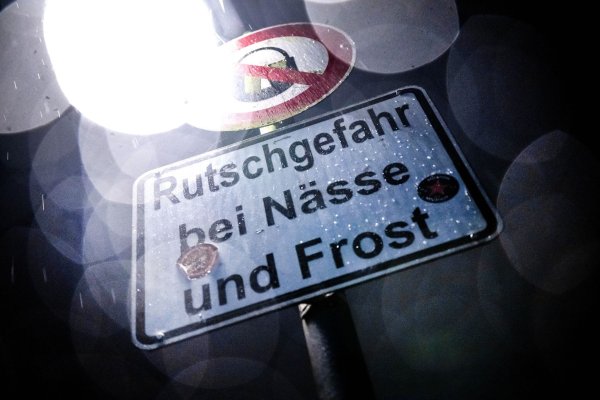 Sturmböen und Schnee erwartet der Deutsche Wetterdienst an diesem Dienstag in Teilen Deutschlands. - © Sina Schuldt/dpa