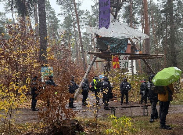 Polizeikräfte sind im Protestcamp der Tesla-Gegner in Grünheide bei Berlin im Einsatz. Die Polizei beendete heute die Besetzung des Waldstücks und entschied, dass die Versammlung aufgelöst wird. - © Lutz Deckwerth/dpa