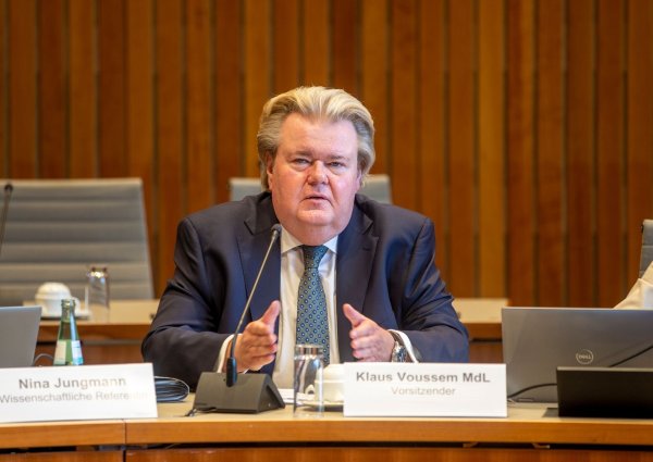 Die Richter-Vertretung äußerte im Untersuchungsausschuss zur OVG-Besetzung mit dem Ausschussvorsitzenden Voussem «erhebliches Befremden» über den Fall. - © Thomas Banneyer/dpa