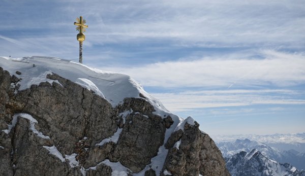 Bayerische Spezialitäten wird es aber weiterhin in allen Restaurants auf der Zugspitze geben. (Archivbild) - © Angelika Warmuth/dpa