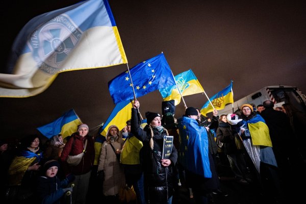 Blau-Gelbe Solidarität: Mehrere hundert Menschen haben 1.000 Tage nach dem russischen Angriff auf die Ukraine in Köln demonstriert. - © Benjamin Westhoff/dpa