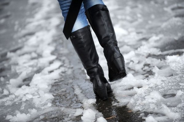 Wer Lederschuhe gepflegt durch das Schmuddelwetter bringen will, sollte sie regelmäßig gut imprägnieren. - © Uwe Zucchi/dpa/dpa-tmn