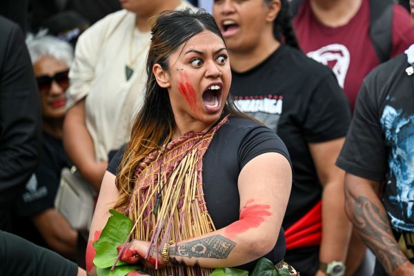 Viele Maori in Neuseeland haben ihrer Traditionen und Bräuche bewahrt. Berühmt ist etwa der rituelle Tanz «Haka». - © Mark Tantrum/AP/dpa
