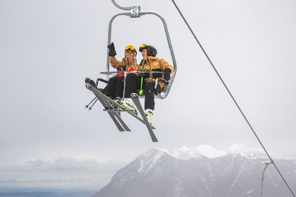 Skipass-Preise steigen: Besonders in den Alpenregionen müssen Wintersportler mit höheren Kosten rechnen, während deutsche Skigebiete günstiger bleiben. - © Benjamin Nolte/dpa-tmn
