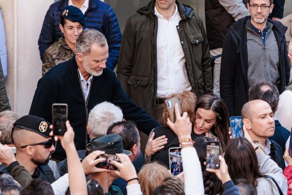 In Chiva gab es viele Umarmungen und laute Jubelrufe. - © Carlos Luján/EUROPA PRESS/dpa