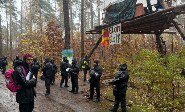 Die Polizei löst das Protestcamp von Tesla-Gegnern im Wald nahe der Tesla-Autofabrik auf. Seit Ende Februar hielten Umweltaktivisten ein Waldstück besetzt. - © Lutz Deckwerth/dpa