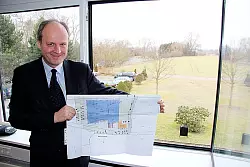 Beim Blick aus dem "Rollax"-Besprechungszimmer sieht Johann-Christian Schmiereck die Fl&auml;che, auf der die Bau-Pl&auml;ne f&uuml;r "Honasco" umgesetzt werden sollen. - &copy; Foto: Backe