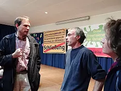 Wollen die Grundschule erhalten: Eltern diskutieren &uuml;ber den m&ouml;glichen Verkauf der Ostschule an Eben-Ezer. - &copy; Foto: helms