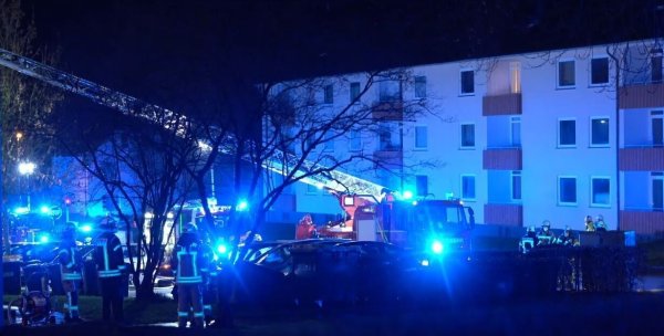 Großeinsatz der Feuerwehr in Lage: Wegen eines Kellerbrandes aus bislang ungeklärter Ursache mussten in der Nacht zu Samstag zahlreiche Anwohner aus einem Gebäudekomplex evakuiert werden  - © Freitag TV