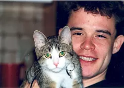 Martin Heuer 2002 mit seinem Kater.