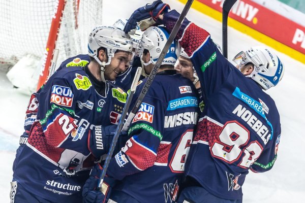 Die Eisbären Berlin feierten den dritten Sieg der Halbfinalserie. - © Andreas Gora/dpa