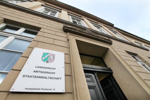 Am Landgericht in Detmold wurde am Mittwoch das erste Urteil im Fall Lügde verkündet. - © Bernhard Preuss / LZ