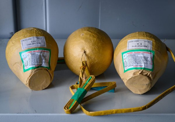Durch eine illegal verkaufte Kugelbombe ist ein 24-Jähriger getötet worden. (Symbolbild) - © Patrick Pleul/dpa