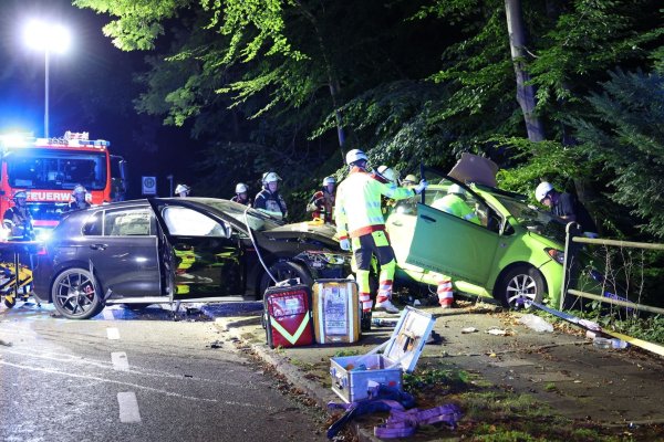 Eines der verunglückten Autos drohte abzurutschen. - © Gianni Gattus/dpa