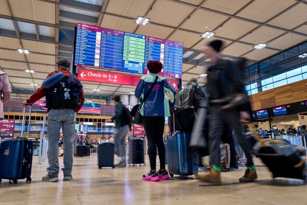 Flugreisende am BER sollten viel Geduld mitbringen. (Archivbild) - © Michael Ukas/dpa