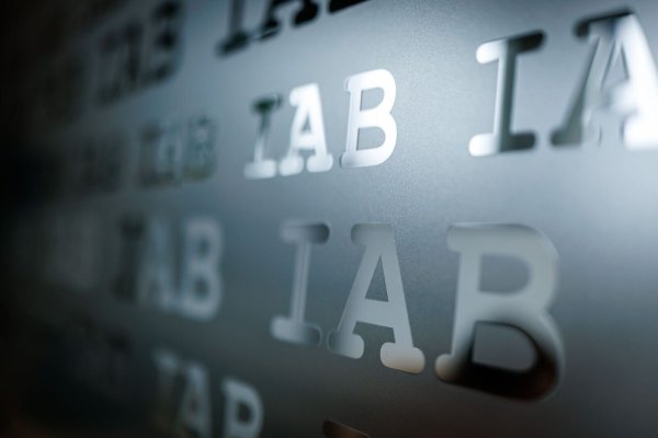 Das Institut für Arbeitsmarkt- und Berufsforschung erwartet, dass kommendes Jahr sowohl die Beschäftigung als auch die Arbeitslosigkeit sinkt. (Archivbild) - © Daniel Karmann/dpa