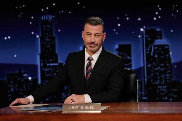Jimmy Kimmel ist mit seiner Late-Night-Show zurück. - © Randy Holmes/Disney/AP/dpa