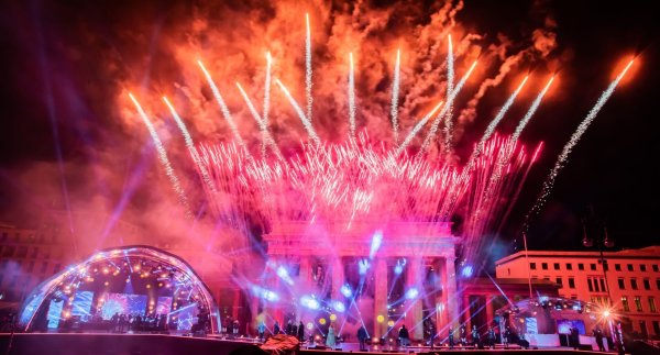 Deutschlands größte Silvesterparty in Berlin am Brandenburger Tor war lange Tradition. - © Christoph Soeder/dpa
