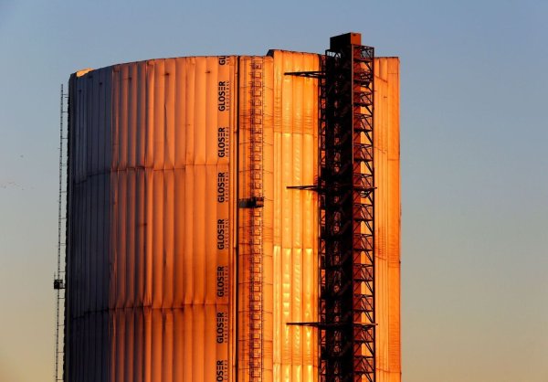 Das Gasometer war einst einer der größten Gasbehälter Europas - und hat sich nun zu einem der meistbesuchten Ausstellungsräume in Nordrhein-Westfalen entwickelt. (Archivbild) - © Roland Weihrauch/dpa