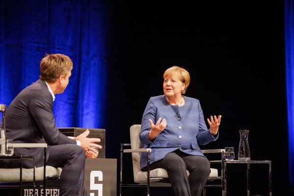 So viel Lob für Merz hatte Merkel schon lange nicht mehr übrig. - © Gordon Welters/DER SPIEGEL/dpa