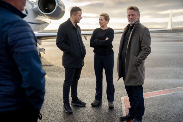Der grönländische Regierungschef Jens-Frederik Nielsen (links) begrüßte die dänische Ministerpräsidentin Mette Frederiksen und ihren Ehemann Bo Tengberg am Dienstagabend in Nuuk. - © Mads Claus Rasmussen/Ritzau Scanpix Foto/AP/dpa