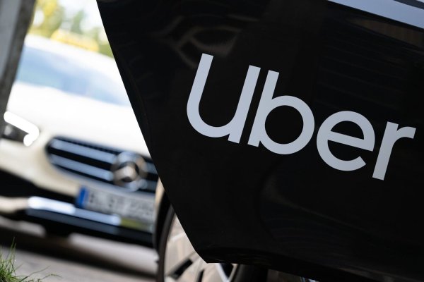 Laut Stadt oft 30 bis 40 Prozent günstiger als klassische Taxis: Mietwagenfahrer, die ihr Angebot über Apps wie Uber anbieten. (Archivbild) - © Sebastian Gollnow/dpa