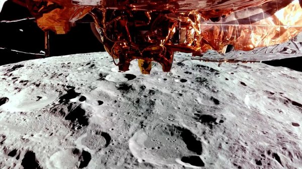 Mit einer Kamera nahm «Blue Ghost» die Mondoberfläche vor der Landung auf. - © Uncredited/Firefly Aerospace/AP/dpa