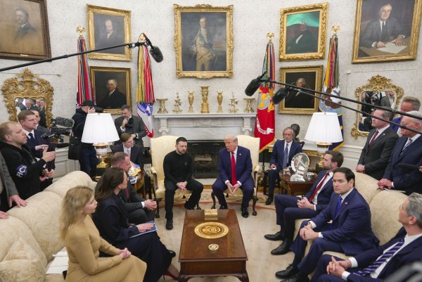 US-Außenminister Marco Rubio (2.v.r. auf dem Sofa) war bei dem Treffen im Weißen Haus mit dabei, das eskalierte. - © Mystyslav Chernov/AP/dpa