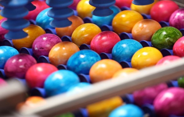 Vogelgrippe und hohe Nachfrage - werden bunte Eier in diesem Jahr teurer? (Symbolfoto) - © Karl-Josef Hildenbrand/dpa