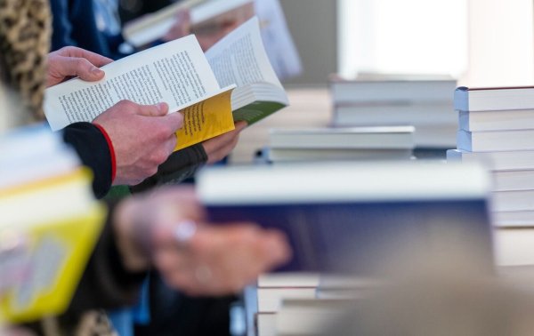 Bei der Analyse des Buchmarkts soll KI helfen. (Archivbild) - © Hendrik Schmidt/dpa