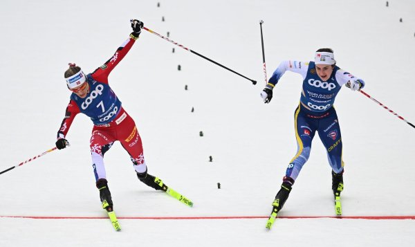 Packendes Finale: Therese Johaug (l) muss sich Ebba Andersson geschlagen geben. - © Hendrik Schmidt/dpa