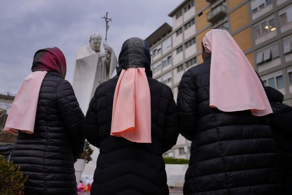 Papst Franziskus liegt seit mehr als zwei Wochen im Gemelli-Krankenhaus, wo vor einem Denkmal von Johannes Paul II. Nonnen für ihn beten. - © Kirsty Wigglesworth/AP/dpa